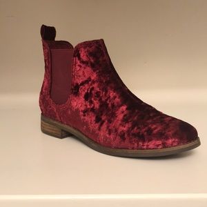 NWOT TOMS Velvet Chelsea Boot Sz 6.5